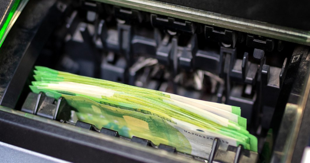 Clienții unei bănci au reușit să retragă până la 1.000 de euro de la ATM, chiar dacă aveau contul gol