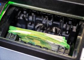 Clienții unei bănci au reușit să retragă până la 1.000 de euro de la ATM,...