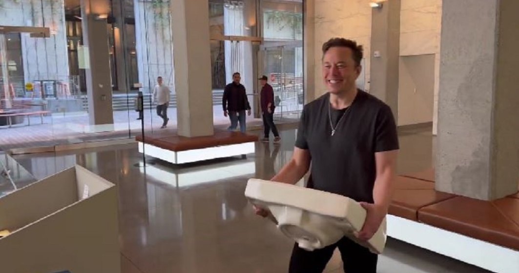 Elon Musk a intrat cu o chiuvetă în brațe, în sediul Twitter