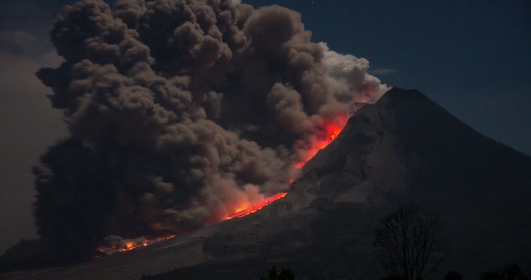 Rusia: Erupție puternică a unui vulcan în Kamceatka - coloana de cenușă a ajuns la 10 km altitudine