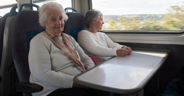 Proiect: Pensionarii pot să schimbe cupoanele de tren nefolosite pe bani