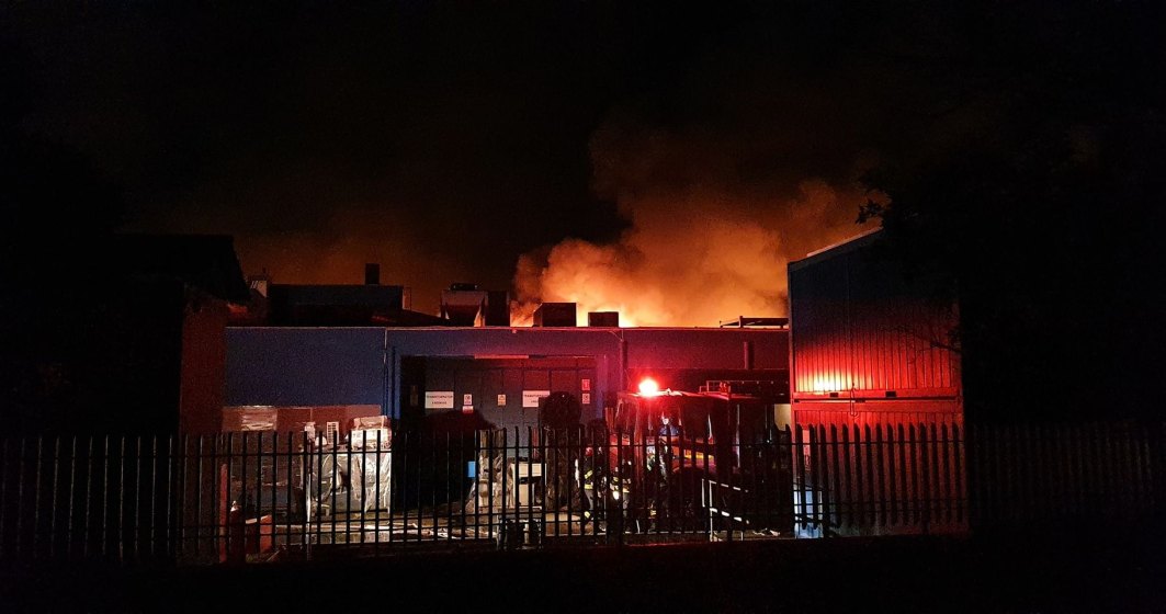 VIDEO | Incendiu puternic în Timiș, la o fabrică de frigidere