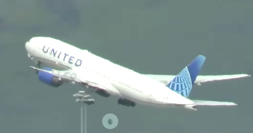 VIDEO | Încă o problemă la Boeing. Un avion rămâne fără o roată în momentul decolării