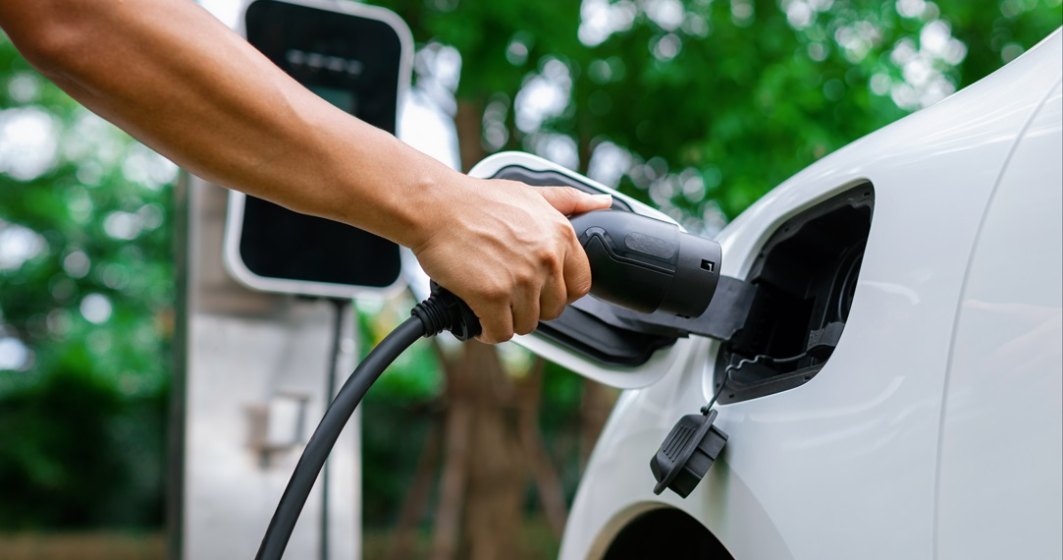 Un nou semnal negativ pentru mașinile electrice: Hertz Global își vinde zeci de mii de electrice din portofoliu și optează pentru mașini pe benzină