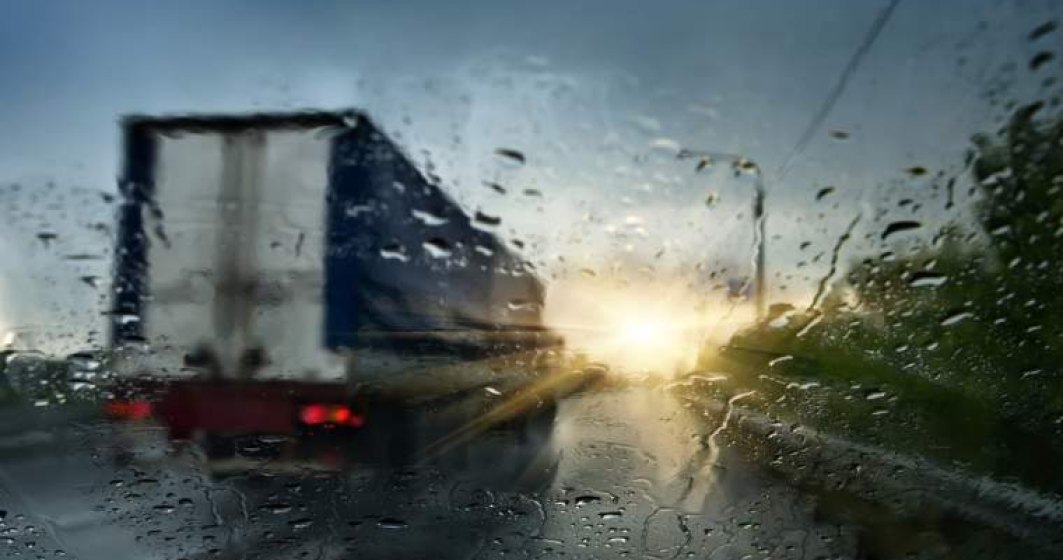 Circulatie rutiera ingreunata pe Autostrada Soarelui, din cauza ploii torentiale