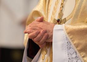 Vaticanul vrea să le dea voie preoților catolici să se căsătorească