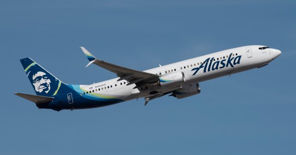 Un iPhone a căzut de la 5.000 de metri din avionul Alaska Airlines și a fost...