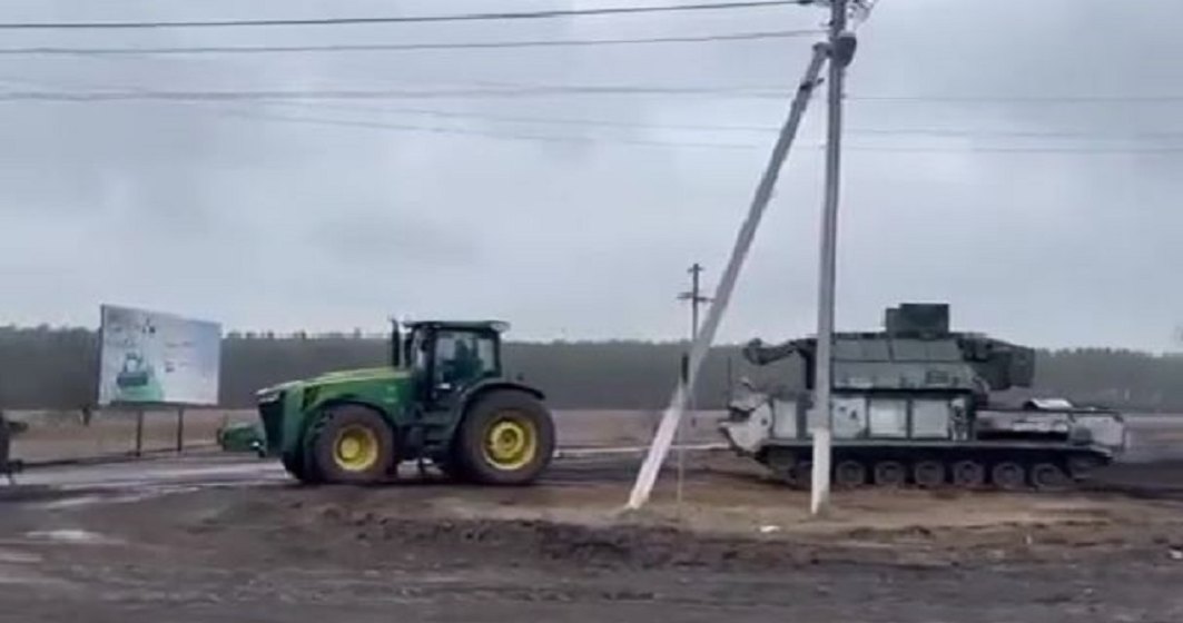 VIDEO: Fermierii din Ucraina cară cu tractorul un sistem de rachete antiaerian rusesc
