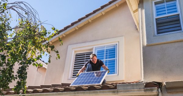 Tot mai mulți români vor să-și instaleze panouri fotovoltaice pe casele lor
