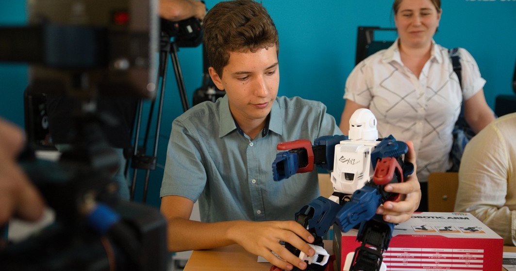 Un liceu din Capitala a fost dotat cu roboti si imprimante 3D. Investitia a depasit 200.000 de lei