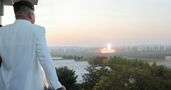 Coreea de Nord amenință cu războiul nuclear, după ce a testat o rachetă cu...
