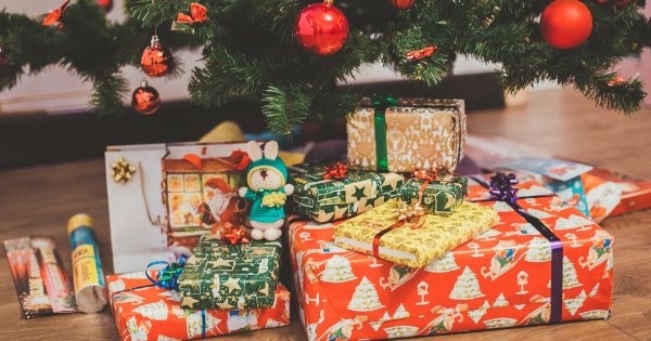 Majoritatea românilor cheltuiesc pe cadourile de Crăciun între 50 și 200 de...