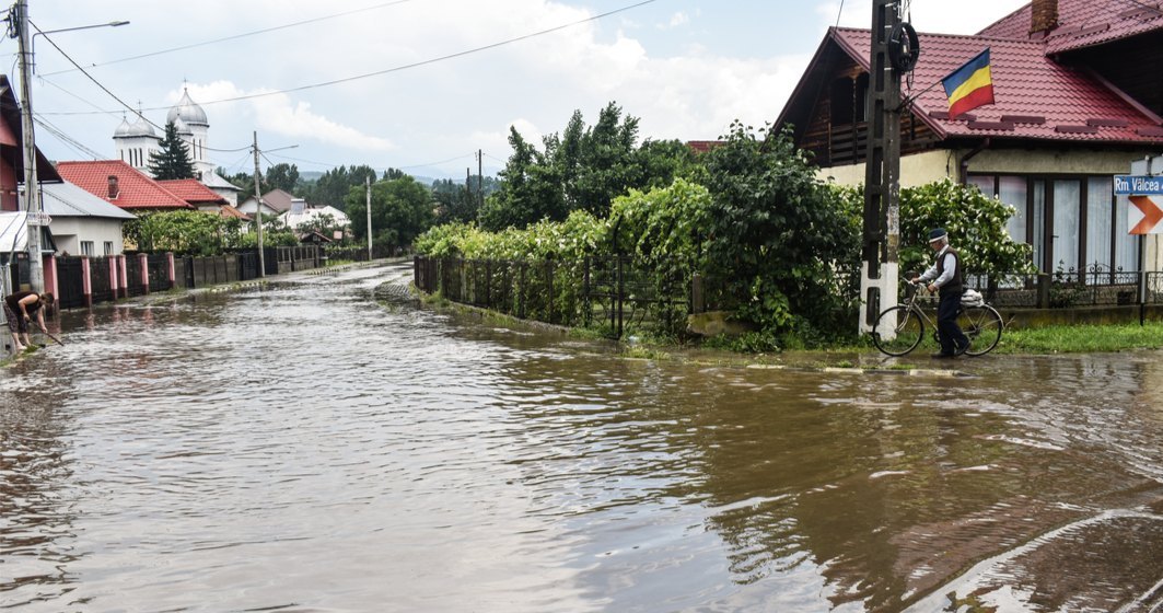 România sub ape | Zeci de localități din 16 județe, afectate de ploile torențiale. 100 de gospodării din Maramureș sunt izolate