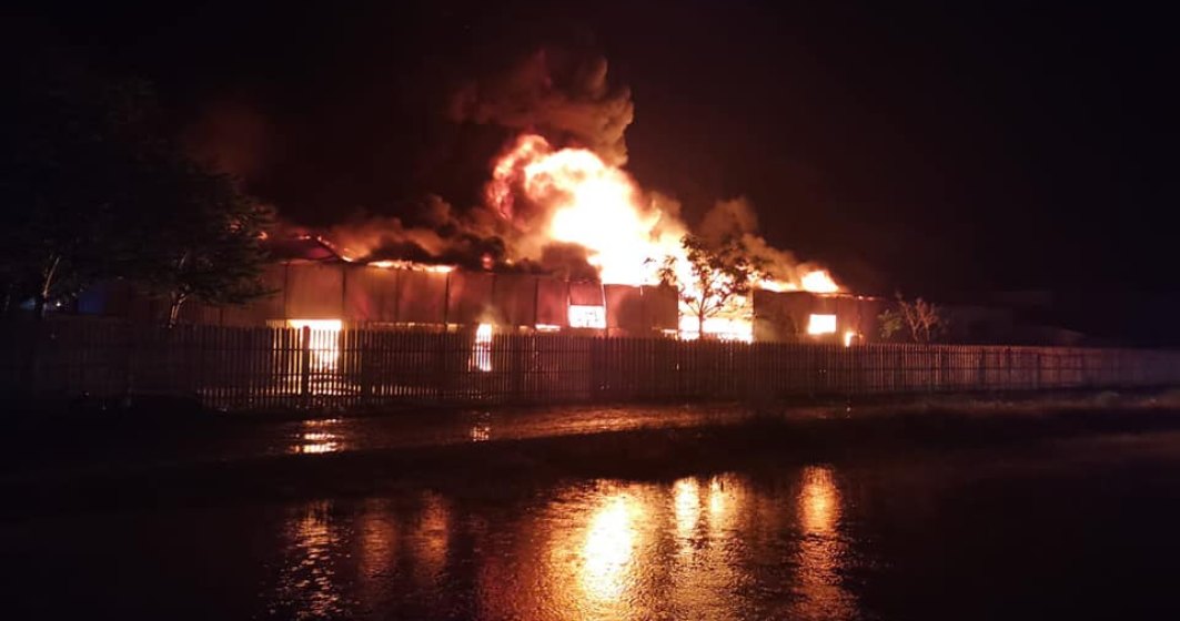 Incendiu puternic într-un depozit de mase plastice în Vaslui, provocat de un scurtcircuit