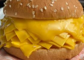 Un "munte" de cașcaval în loc de carne: Burger King face furori cu un nou...