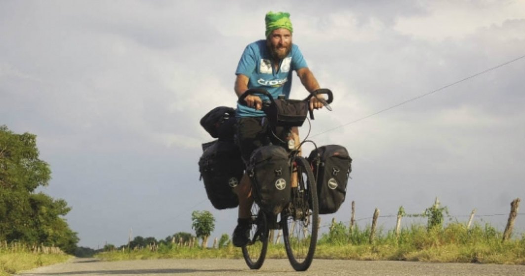Romanul care a facut autostopul pana in Iran si acum traverseaza Americile pe bicicleta