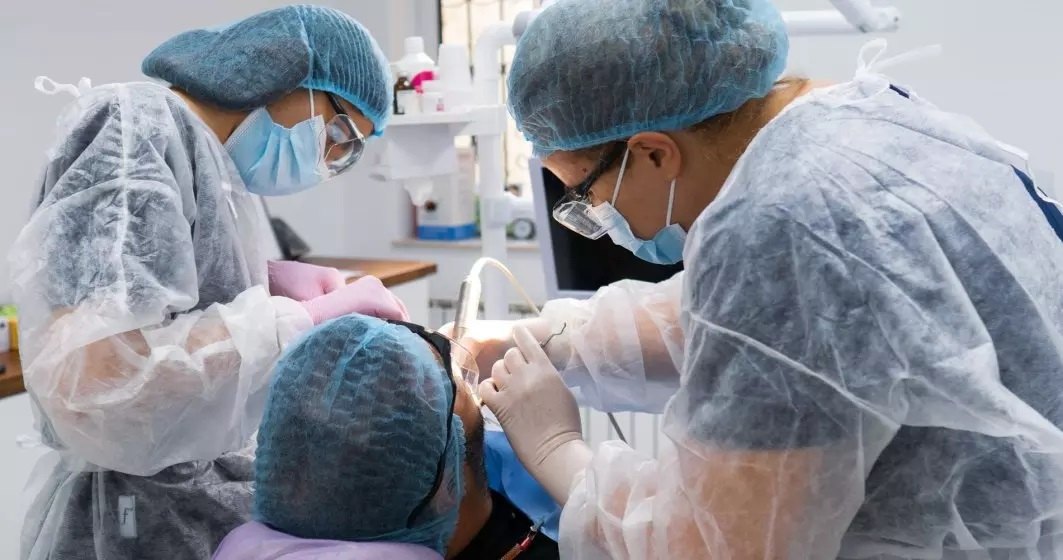 Printe cele mai bănoase meserii: Un medic dentist poate câștiga și 10.000 de euro brut pe lună în România