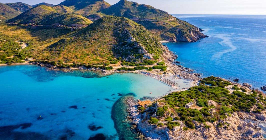 Satul din Sardinia care vrea să atragă nomazii digitali cu cazare gratuită și invitații la petrecere