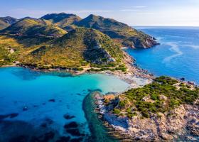 Satul din Sardinia care vrea să atragă nomazii digitali cu cazare gratuită și...