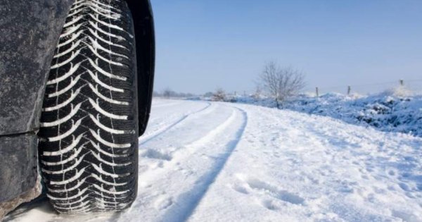 Cod Rutier: poti fi amendat pe un drum cu zapada chiar daca ai anvelope de iarna