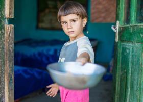 Copiii români sunt cei mai săraci din UE. Aproape jumătate dintre ei se...