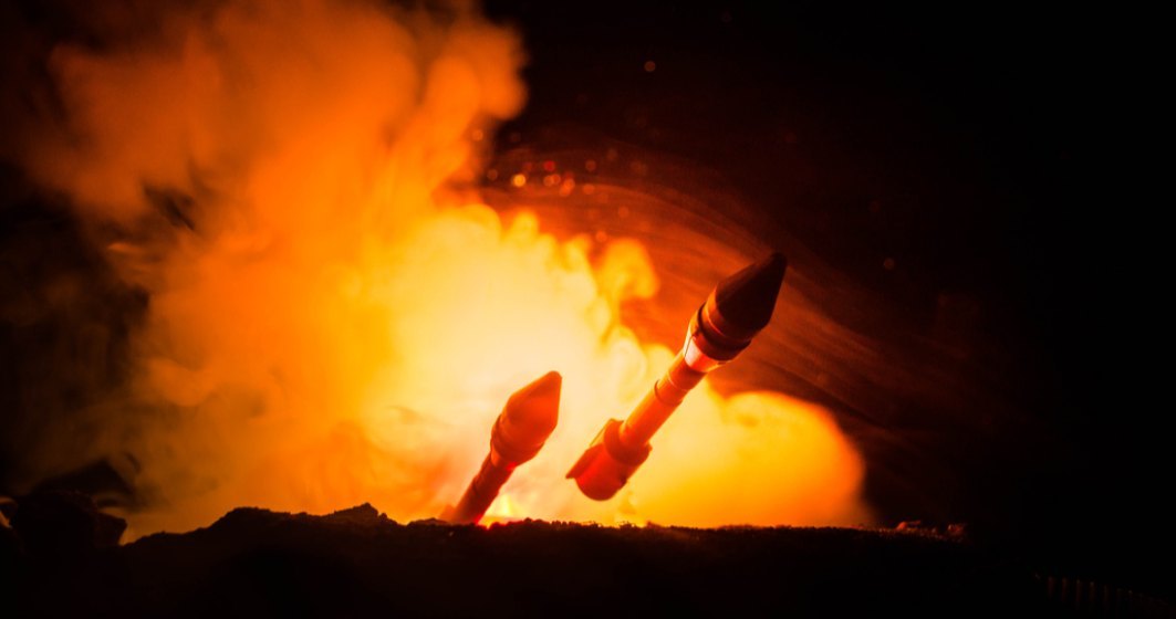 Un atac masiv de rachete a vizat Kievul în a doua zi de Anul Nou. Zone rămase fără electricitate, showroom-ul Tesla lovit