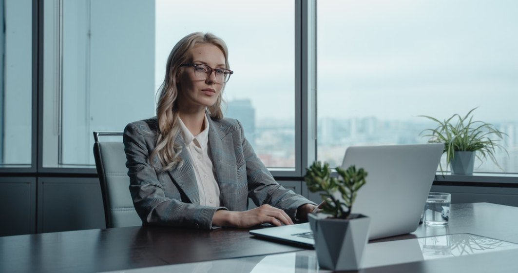 Sondaj: 64% dintre femei spun că ar putea face treaba șefului lor mai bine, dar nu li se oferă șansa