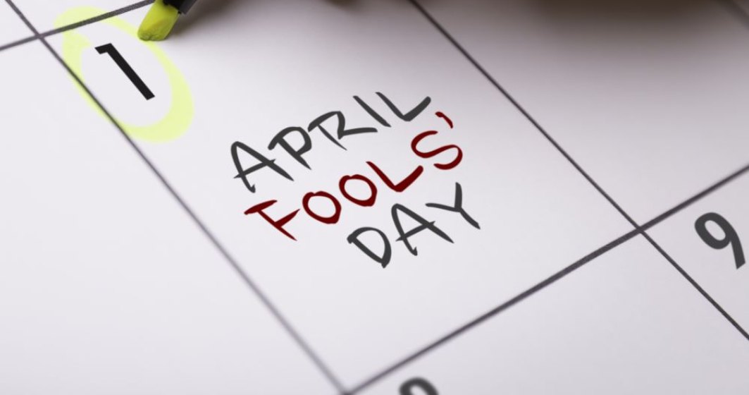 De unde vine Ziua Păcălelilor de 1 aprilie? Originile sale și de ce o marcăm cu farse sau glume