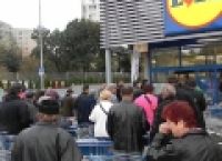 Poza 4 pentru galeria foto REPORTAJ: Cum s-au ingramadit zeci de oameni la deschiderea unui supermarket Lidl [VIDEO]