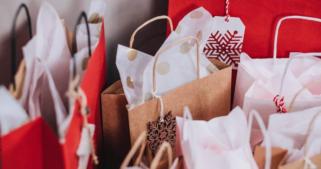 Studiu: Românii vor cheltui, în medie, 910 lei pentru cadourile de Crăciun din acest an
