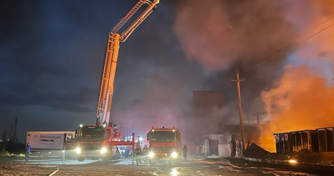 Incendiu puternic la o hală industrială din Argeș: se întinde pe aproximativ 5000 de metri pătrați