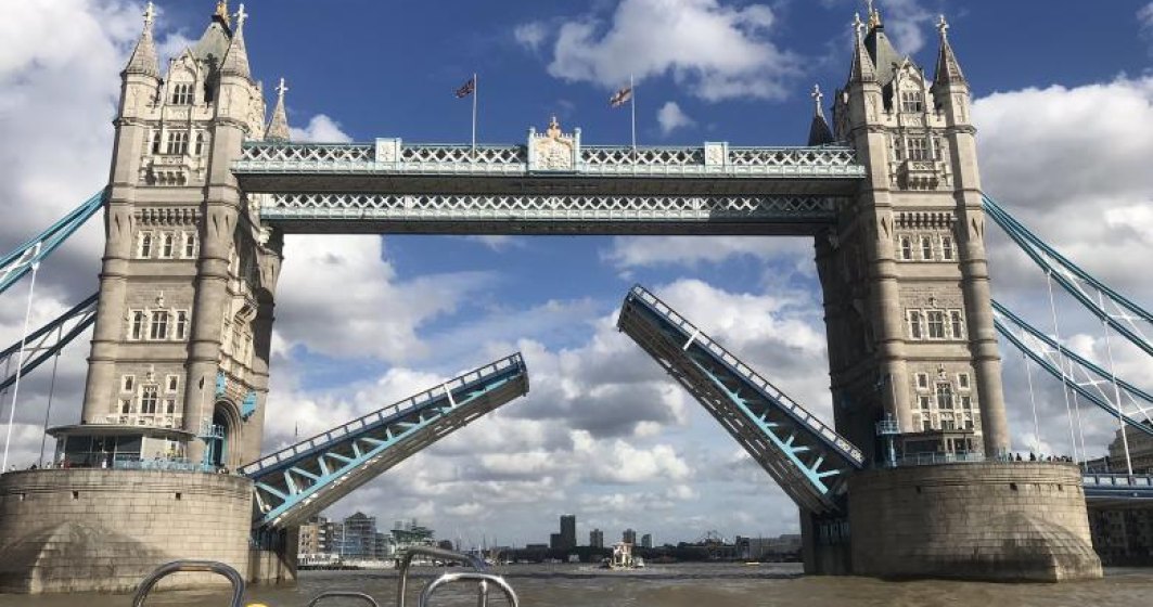 Aglomerație în Londra: Tower Bridge s-a blocat în timp ce era suspendat