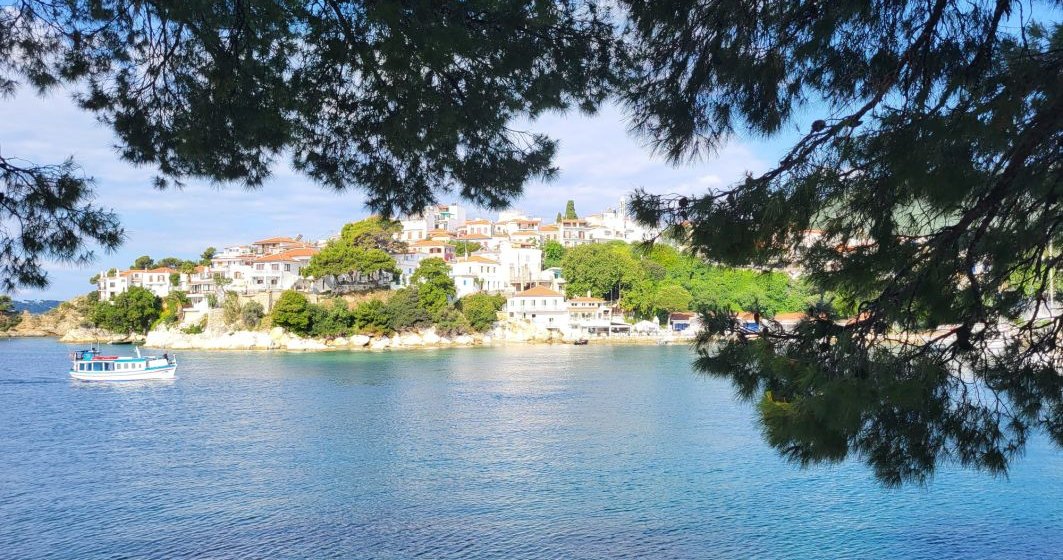 GALERIE FOTO Skiathos, micuța insulă din Marea Egee cu păduri de pin, plaje premiate și povești medievale