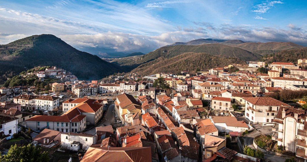 O localitate din Sardinia oferă case cu o chirie lunară de un euro pentru nomazii digitali care vor să vină să lucreze de acolo