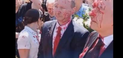 VIDEO | Ambasadorul rus a fost stropit cu o substanță roșie, la o ceremonie...