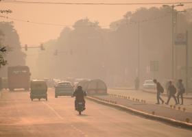 Cel mai poluat oraș al planetei, New Delhi, acoperit de un strat de ceață...