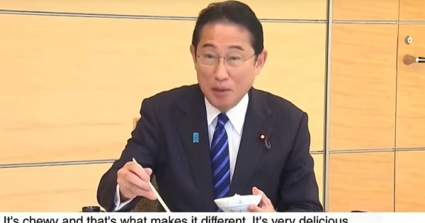 VIDEO  Premierul Japoniei mănâncă pește din apele ”nucleare” de la Fukushima