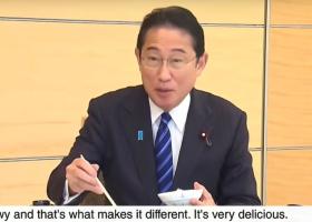 VIDEO  Premierul Japoniei mănâncă pește din apele ”nucleare” de la Fukushima