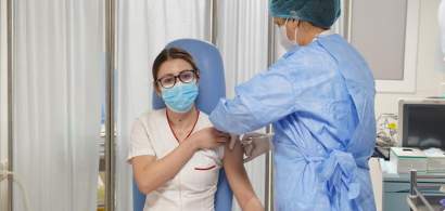 A fost vaccinat primul român împotriva COVID: Mihaela Anghel, asistentă la...