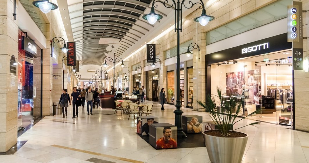 Studiu: Un milion de români merg, în medie, la mall în fiecare zi. Firmă comunicare: "Mersul la mall este un comportament social la noi în ţară"