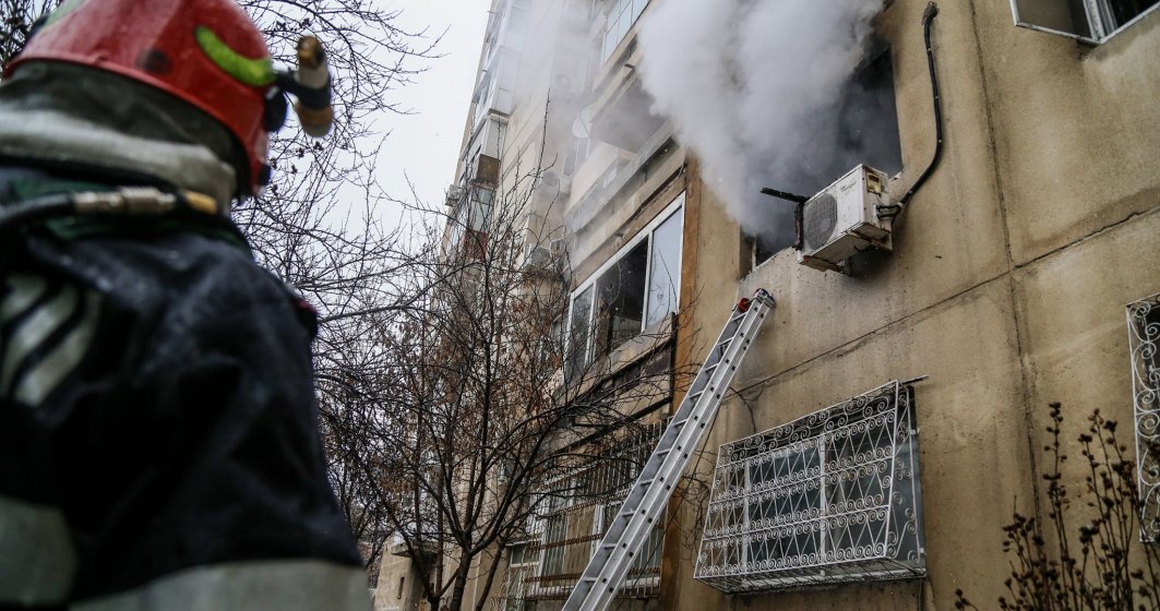 FOTO  Un bucureștean și-a incendiat apartamentul