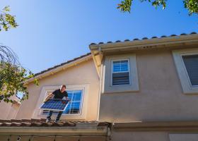 Majoritatea românilor care stau la casă și-ar pune panouri solare. Cum poți...