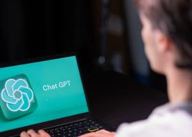 Tot mai mulți angajați folosesc în secret ChatGPT la job pentru că se tem să...