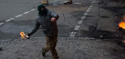 Armata ucraineană cere populației Kievului să arunce cu cocktail-uri Molotov...