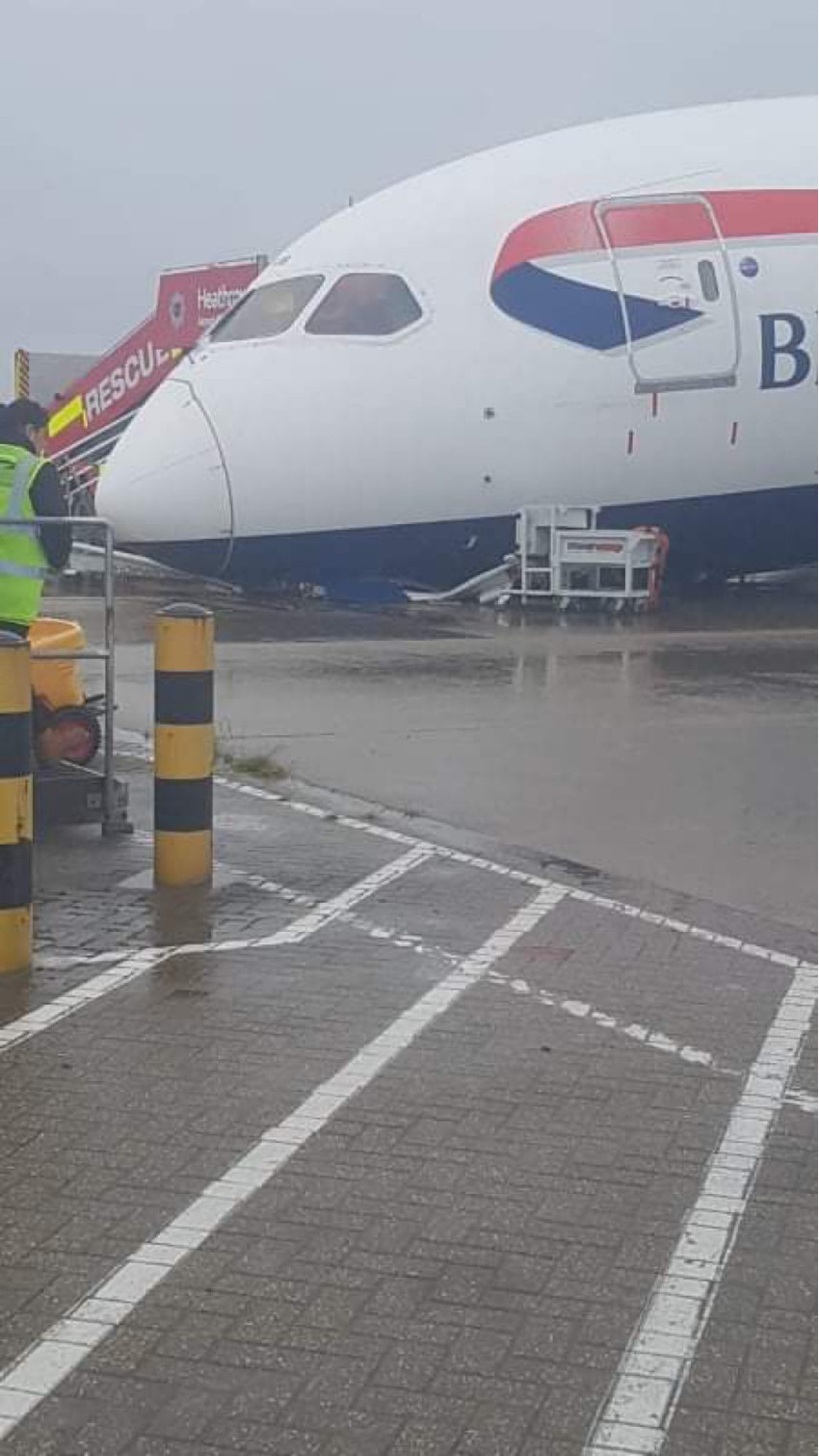 Un avion Dreamliner 787 al British Airways a ajuns cu „nasul” în asfalt, pe Aeroportul Heathrow Airport