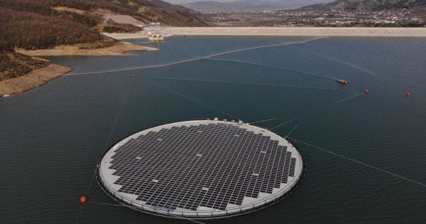 România ar putea avea un parc solar plutitor. Singurul din regiune tocmai a...