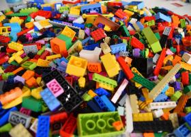 Lego nu renunță la plastic, deși a promis că va folosi un material mai...