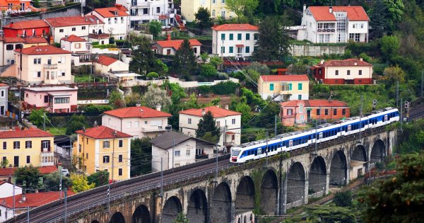 Un nou tren te poartă în trei țări din Europa, printre care și Italia, în...