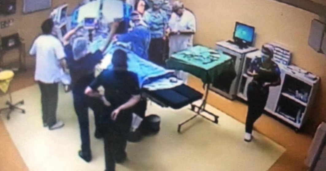Primele imagini din sala de chirurgie din spitalul Floreasca, unde o pacienta a ars. Medicul Mircea Beuran intra in sala cu un ceas la mana