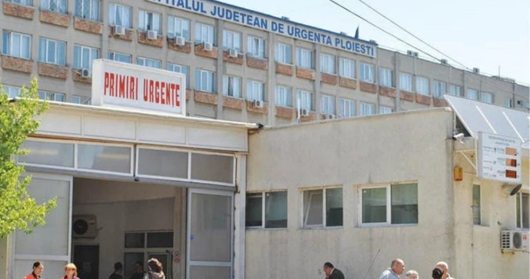 VIDEO | Români care se îmbulzesc în curtea Spitalului Județean din Ploiești